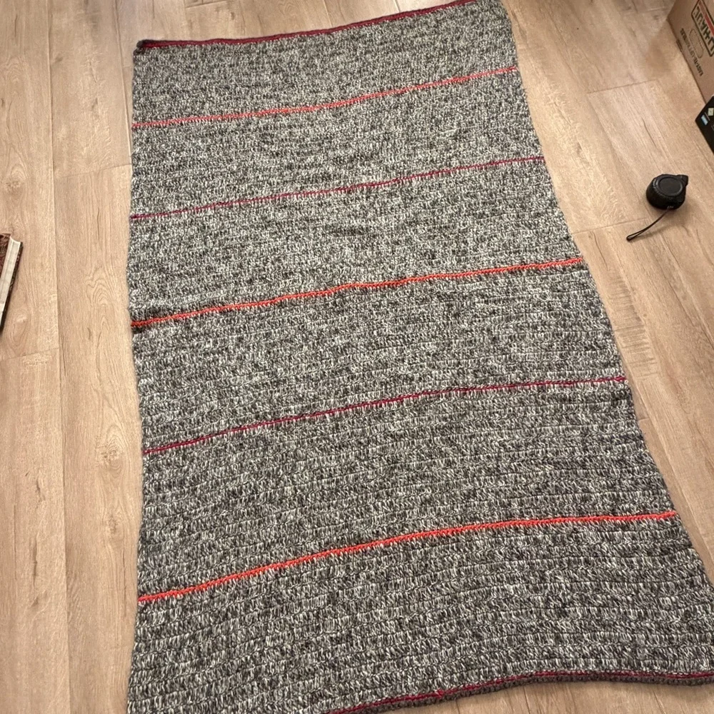 Crate & Barrel Wool & Cotton Blend Knit Beasley Throw Blanket 40” X 70” Gray Red